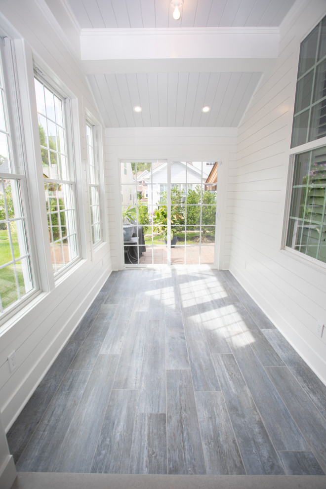 Immagine di una veranda design di medie dimensioni con pavimento con piastrelle in ceramica, nessun camino, soffitto classico e pavimento blu