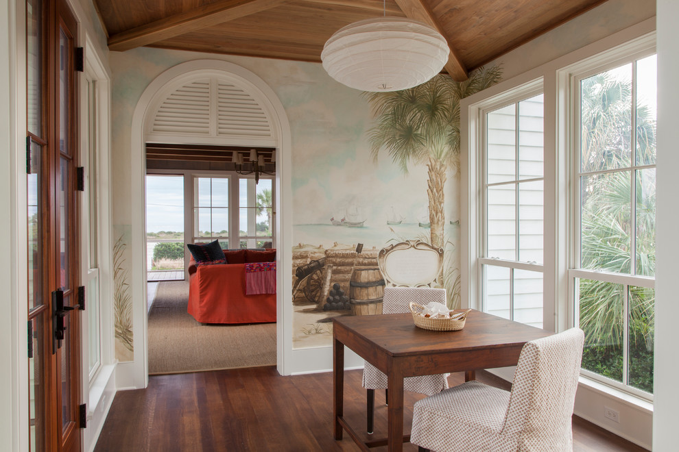 Idee per una piccola veranda stile marino con pavimento in legno massello medio, nessun camino e soffitto classico