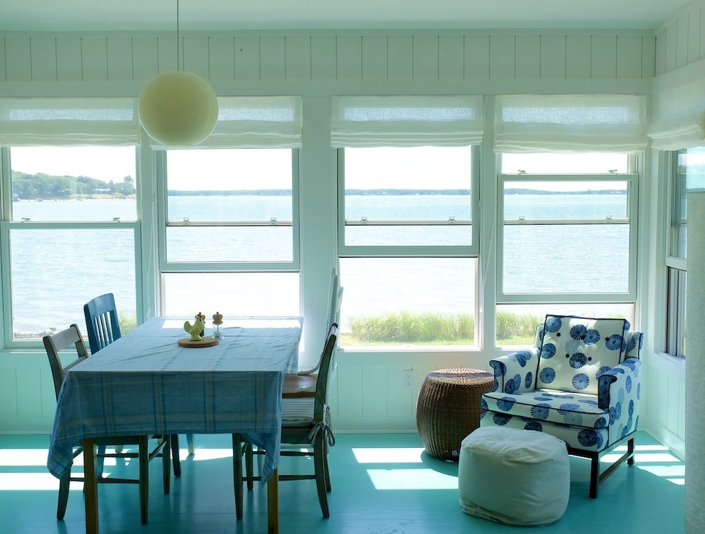 Réalisation d'une petite véranda marine avec parquet peint, aucune cheminée, un plafond standard et un sol bleu.