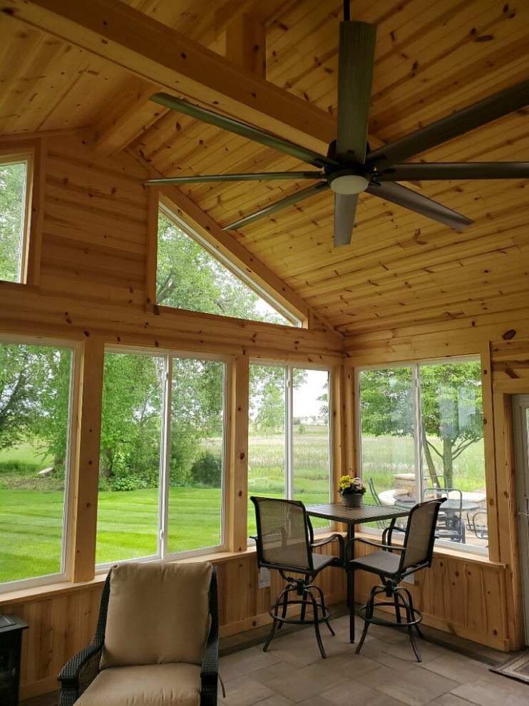 Immagine di una veranda tradizionale di medie dimensioni con moquette, nessun camino, cornice del camino in legno, soffitto classico e pavimento marrone