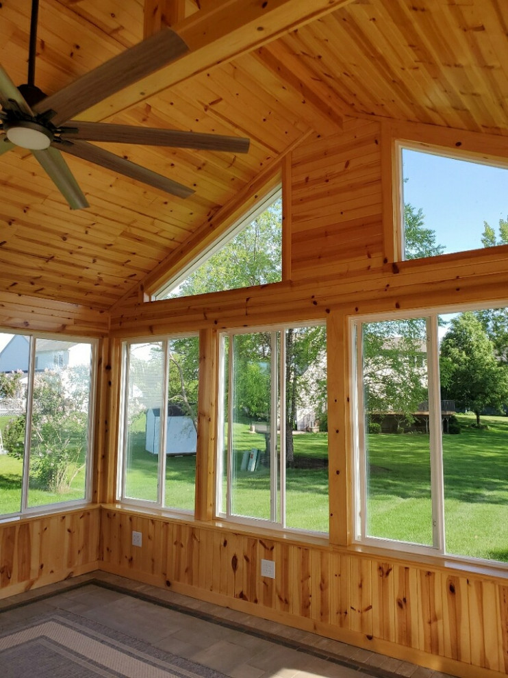 Idee per una veranda chic di medie dimensioni con moquette, nessun camino, cornice del camino in legno, soffitto classico e pavimento marrone