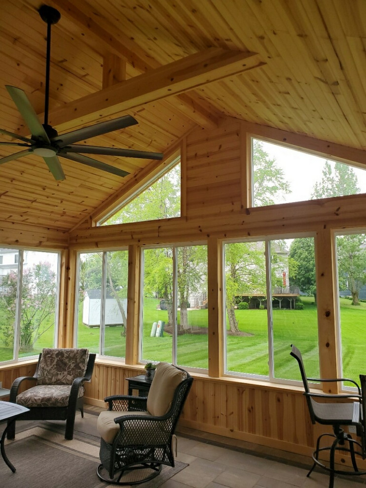Idee per una veranda tradizionale di medie dimensioni con moquette, nessun camino, cornice del camino in legno, soffitto classico e pavimento marrone