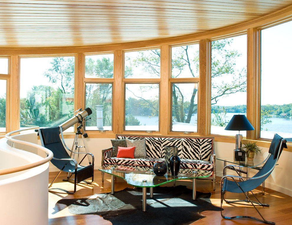 Immagine di una veranda contemporanea di medie dimensioni con pavimento in legno massello medio e soffitto classico