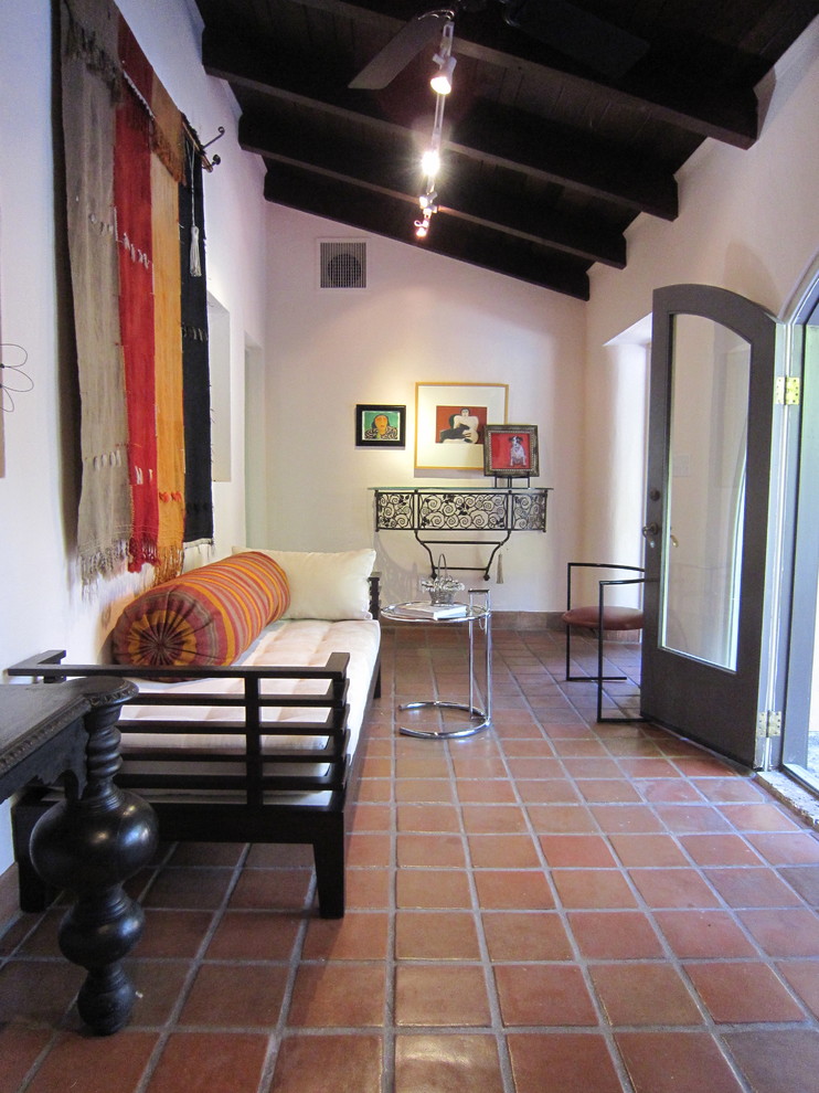 Foto di una veranda boho chic di medie dimensioni con pavimento in terracotta, nessun camino, soffitto classico e pavimento rosso