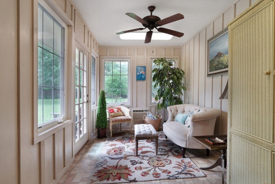ニューオリンズにある小さなトラディショナルスタイルのおしゃれなサンルーム (レンガの床、暖炉なし、標準型天井) の写真