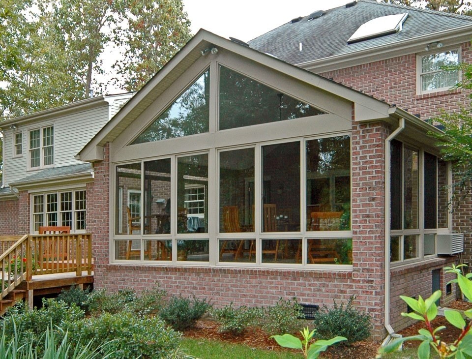 Immagine di una veranda chic di medie dimensioni con soffitto classico