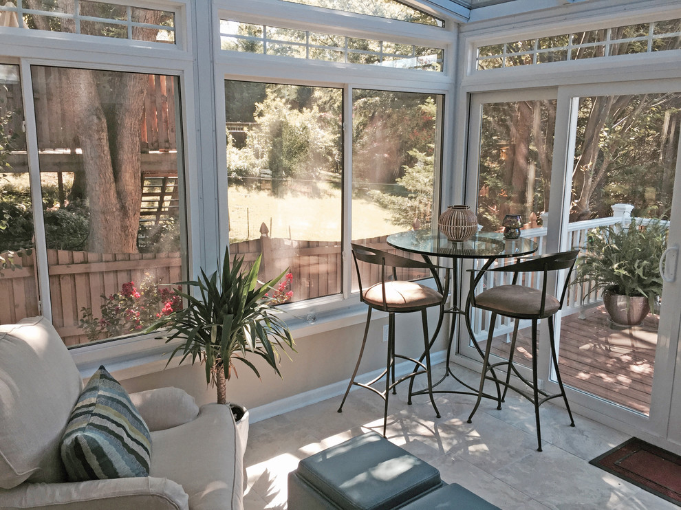 Immagine di una piccola veranda chic con pavimento con piastrelle in ceramica, soffitto in vetro e nessun camino