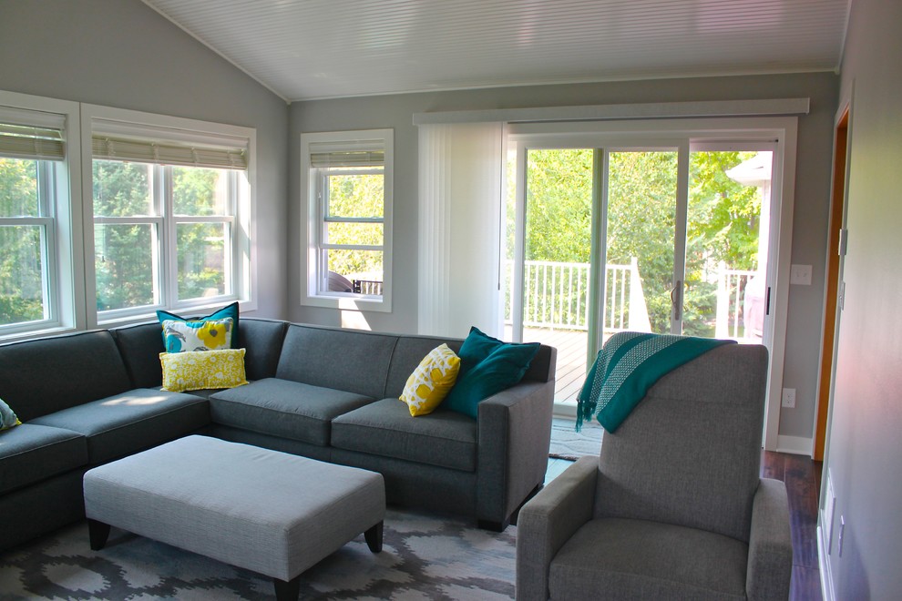 Immagine di una veranda minimal di medie dimensioni con parquet scuro, soffitto classico e pavimento marrone