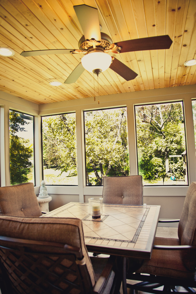 Immagine di una veranda chic di medie dimensioni con pavimento in terracotta e soffitto classico
