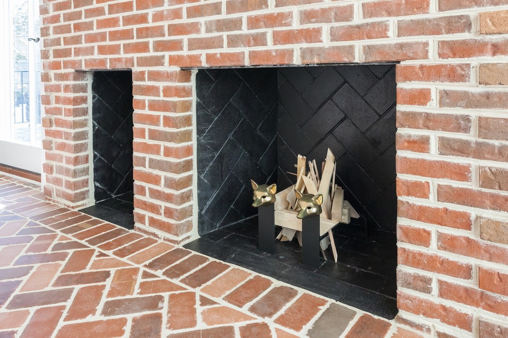 Aménagement d'une véranda classique avec un sol en brique, une cheminée standard, un manteau de cheminée en brique et un sol rouge.
