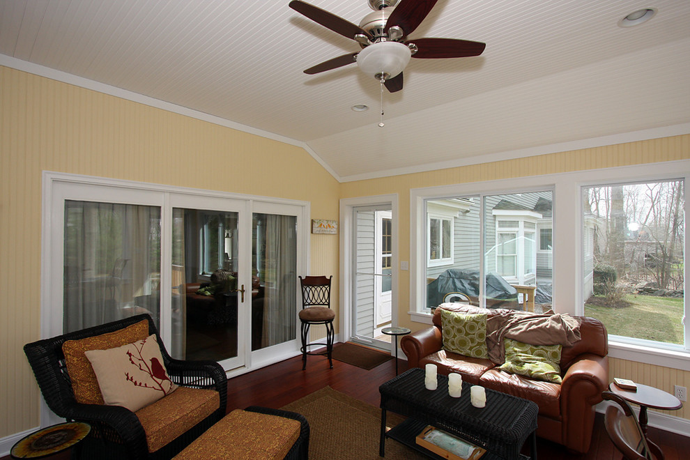 Immagine di una veranda chic di medie dimensioni con pavimento in laminato e soffitto classico
