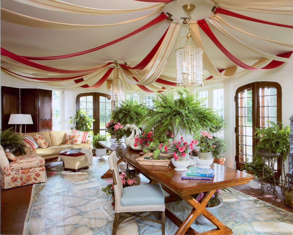 Idée de décoration pour une véranda tradition avec tomettes au sol et un plafond standard.