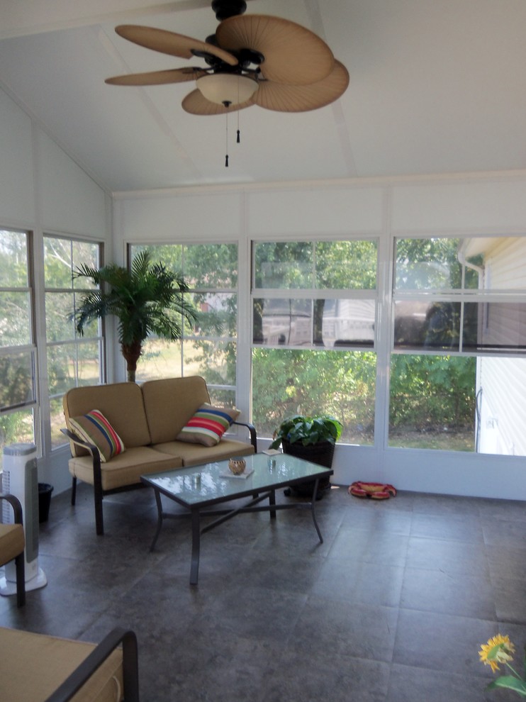Ispirazione per una veranda costiera di medie dimensioni con pavimento in linoleum, nessun camino e soffitto classico