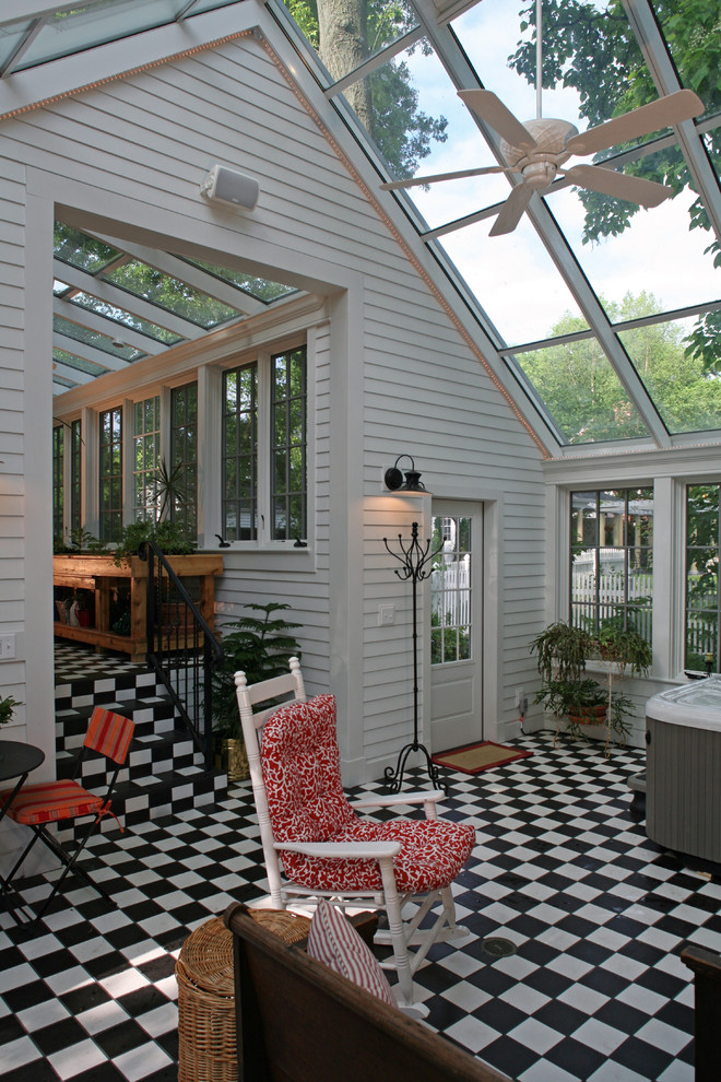 Ispirazione per una grande veranda eclettica con pavimento in gres porcellanato, nessun camino, soffitto in vetro e pavimento multicolore