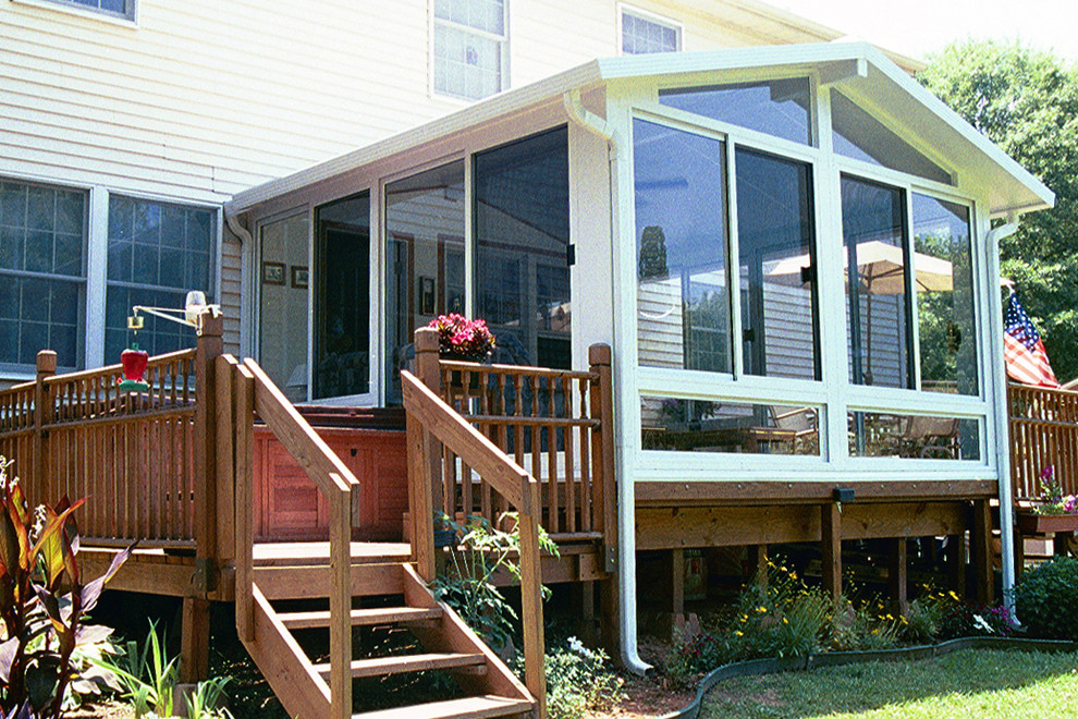 Foto di una veranda chic di medie dimensioni con pavimento in legno massello medio, nessun camino, soffitto classico e pavimento beige