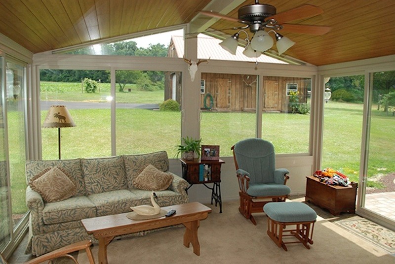 Immagine di una veranda tradizionale di medie dimensioni con moquette, nessun camino e soffitto classico