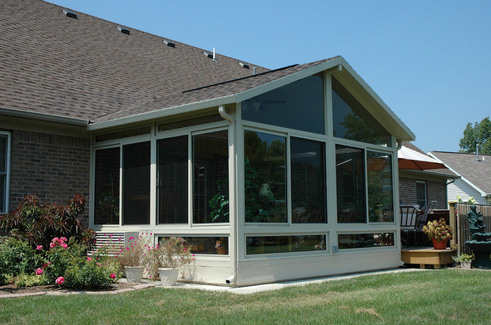 Immagine di una veranda classica di medie dimensioni con soffitto classico
