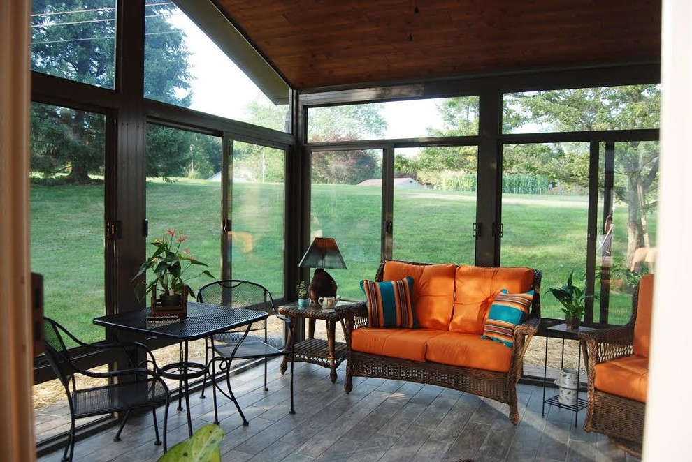 Immagine di una veranda chic di medie dimensioni con pavimento in legno massello medio, nessun camino e soffitto classico