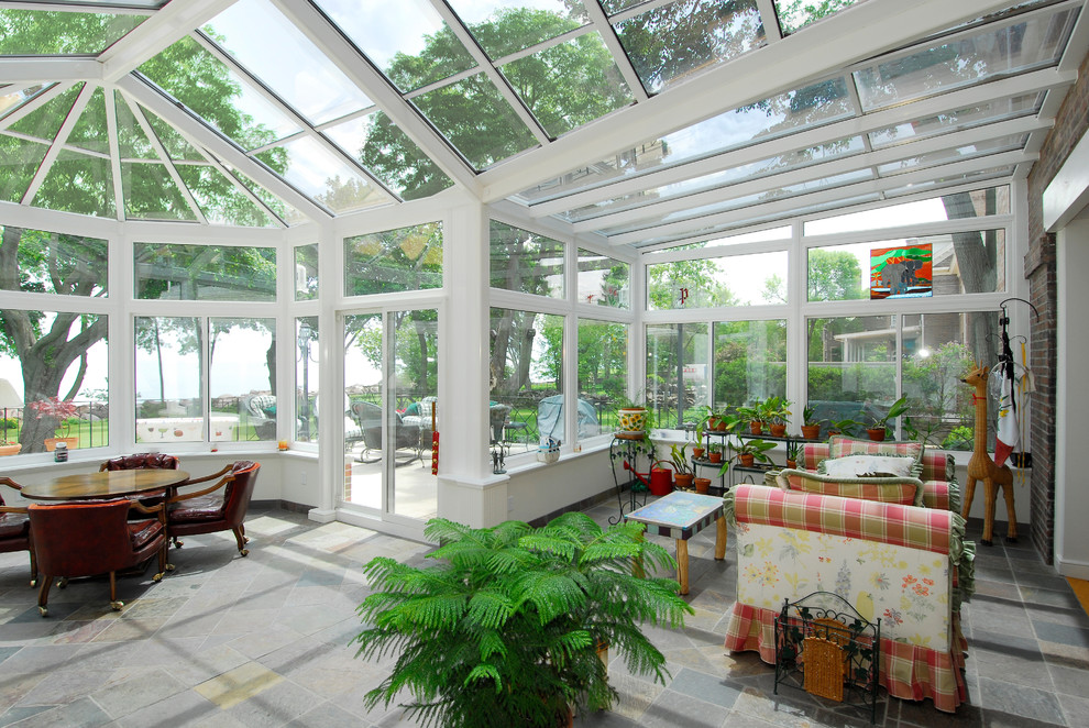 Idee per una grande veranda classica con pavimento in ardesia, soffitto in vetro e pavimento grigio