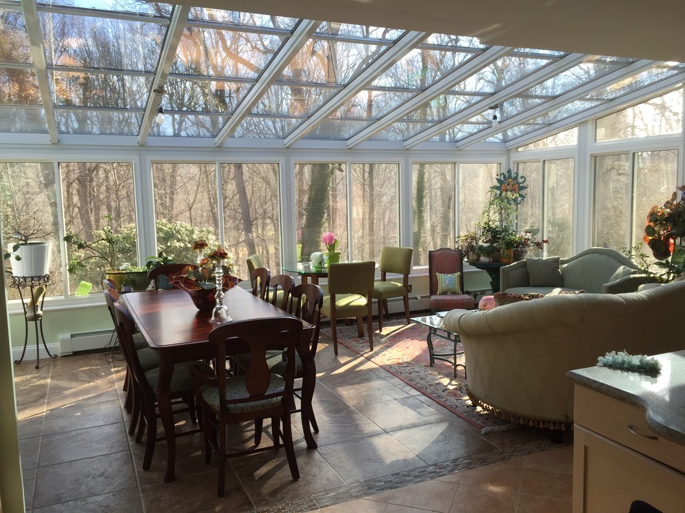 Immagine di una grande veranda classica con pavimento in travertino, soffitto in vetro e pavimento marrone