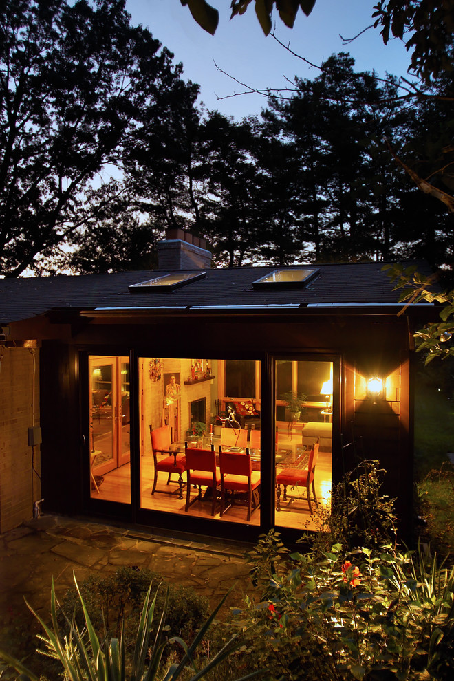 Ispirazione per una veranda minimalista di medie dimensioni con parquet chiaro e lucernario