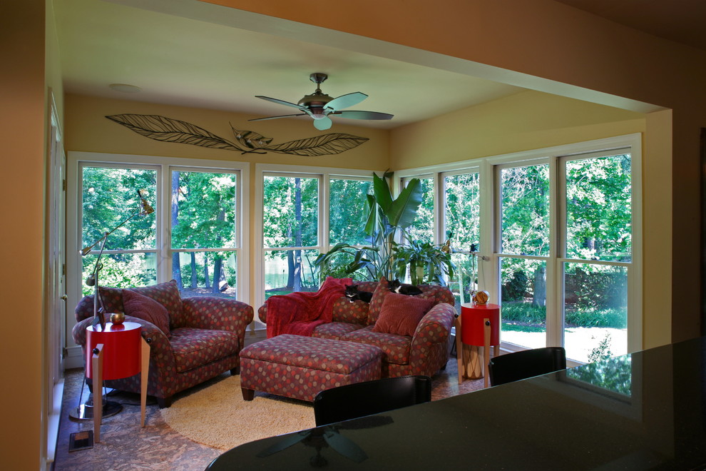 Idée de décoration pour une véranda design de taille moyenne avec un sol en liège, aucune cheminée et un plafond standard.