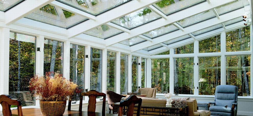 Idee per una veranda chic di medie dimensioni con nessun camino e soffitto in vetro