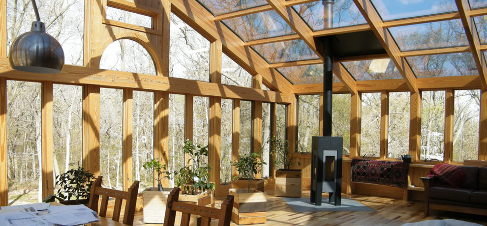 Diseño de galería contemporánea de tamaño medio sin chimenea con suelo de madera clara y techo con claraboya
