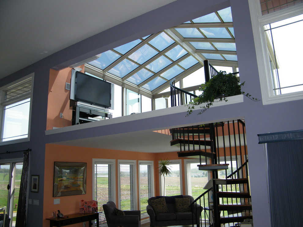 На фото: большая терраса в современном стиле с стеклянным потолком с