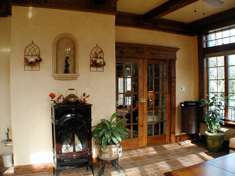 Foto på ett mellanstort medelhavsstil uterum, med klinkergolv i keramik, en öppen vedspis och tak