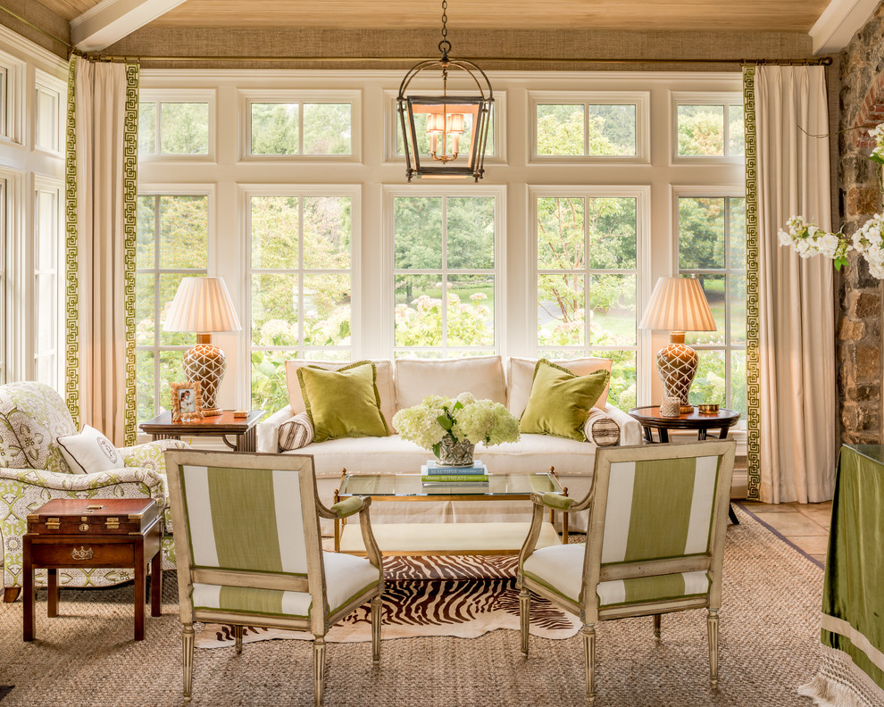 Ispirazione per una veranda tradizionale con pavimento beige