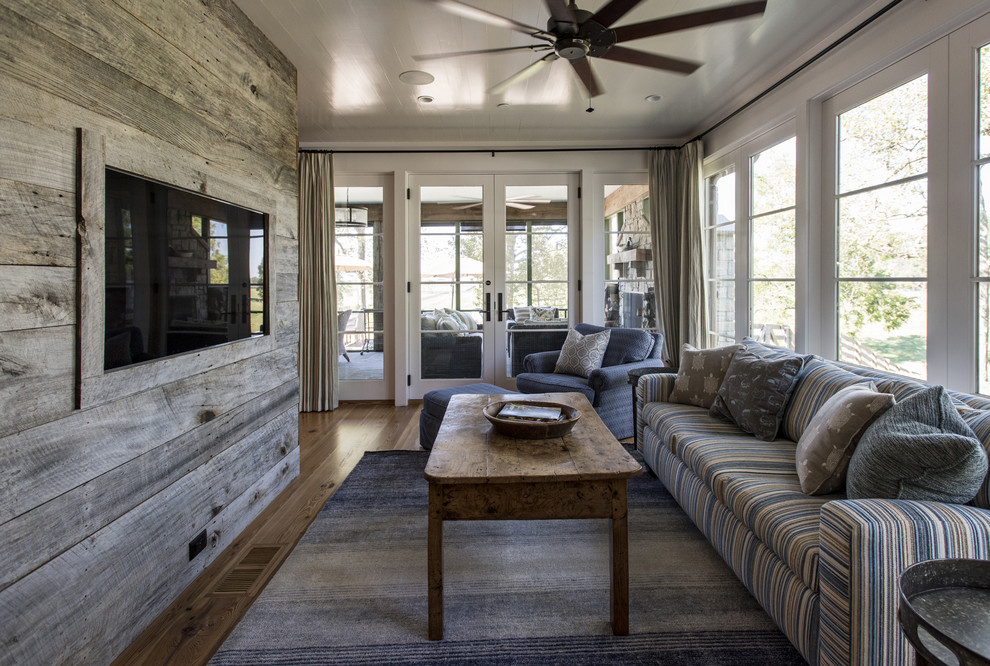 Inspiration pour une petite véranda chalet avec un sol en bois brun et un plafond standard.