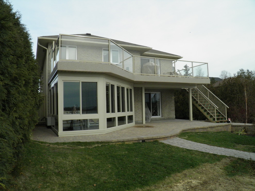 Sunroom with Glass Rail System Deck on Roof Moderne Véranda et