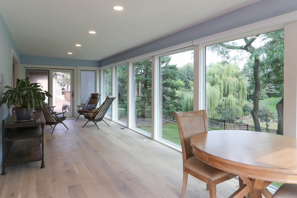 Esempio di una veranda chic di medie dimensioni con parquet chiaro, nessun camino, soffitto classico e pavimento beige