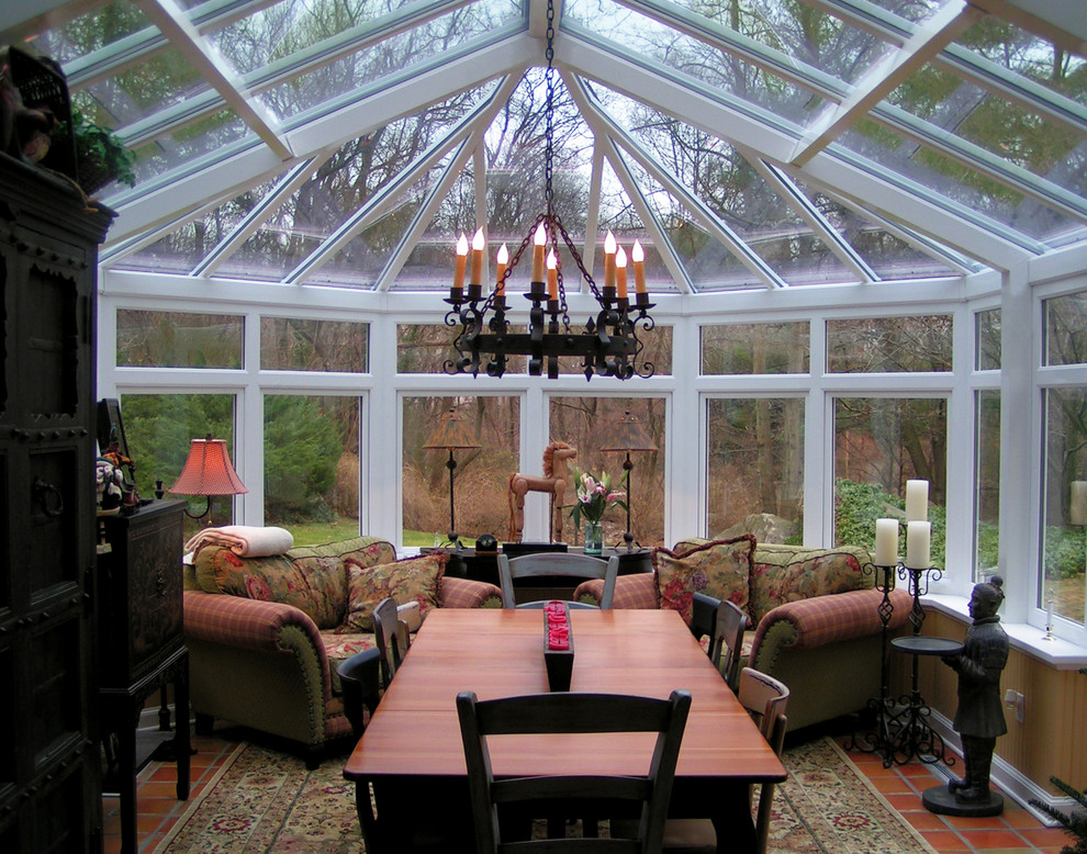 На фото: терраса среднего размера в классическом стиле с стеклянным потолком с