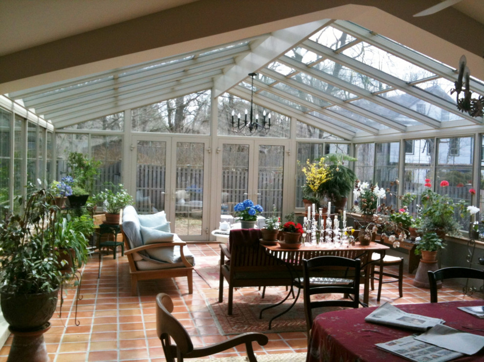 Foto di una veranda tradizionale di medie dimensioni con pavimento in terracotta, nessun camino, soffitto in vetro e pavimento beige