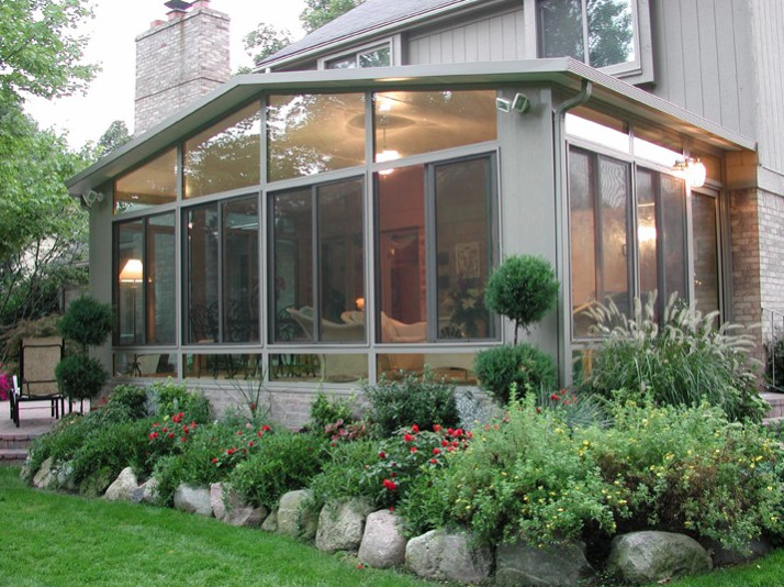На фото: маленькая терраса в классическом стиле с паркетным полом среднего тона и стандартным потолком без камина для на участке и в саду с