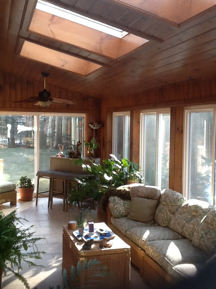 Idee per una veranda chic di medie dimensioni con parquet chiaro e soffitto classico