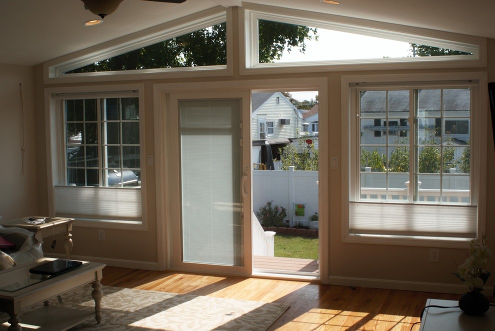 Immagine di una veranda tradizionale di medie dimensioni con parquet chiaro e soffitto classico