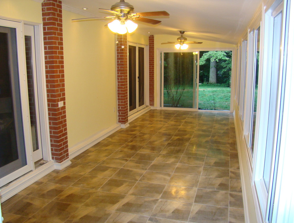 Immagine di una grande veranda con pavimento con piastrelle in ceramica e soffitto classico