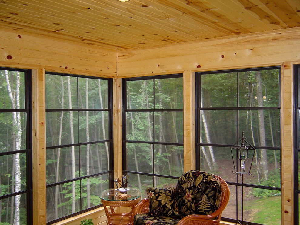 Imagen de galería tradicional renovada de tamaño medio sin chimenea con suelo de madera clara y techo con claraboya