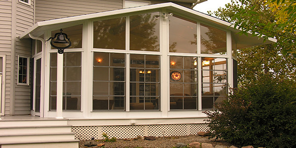Ispirazione per una veranda tradizionale di medie dimensioni con nessun camino e soffitto classico