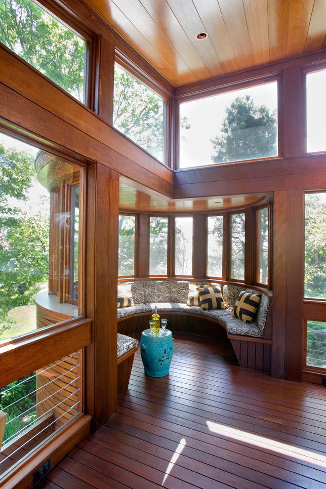 Foto di una veranda design con parquet scuro