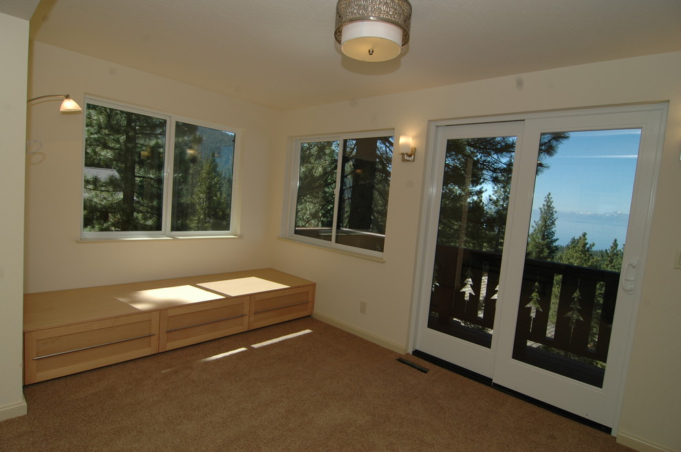 Cette image montre une véranda minimaliste de taille moyenne avec moquette et un plafond standard.