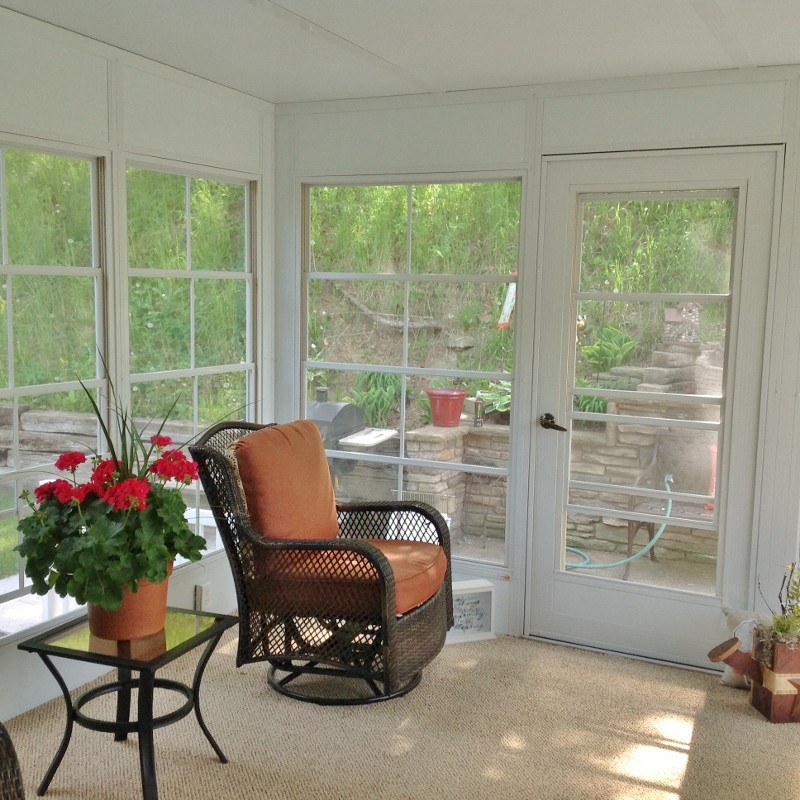 Foto di una veranda classica di medie dimensioni con moquette, soffitto classico e pavimento beige