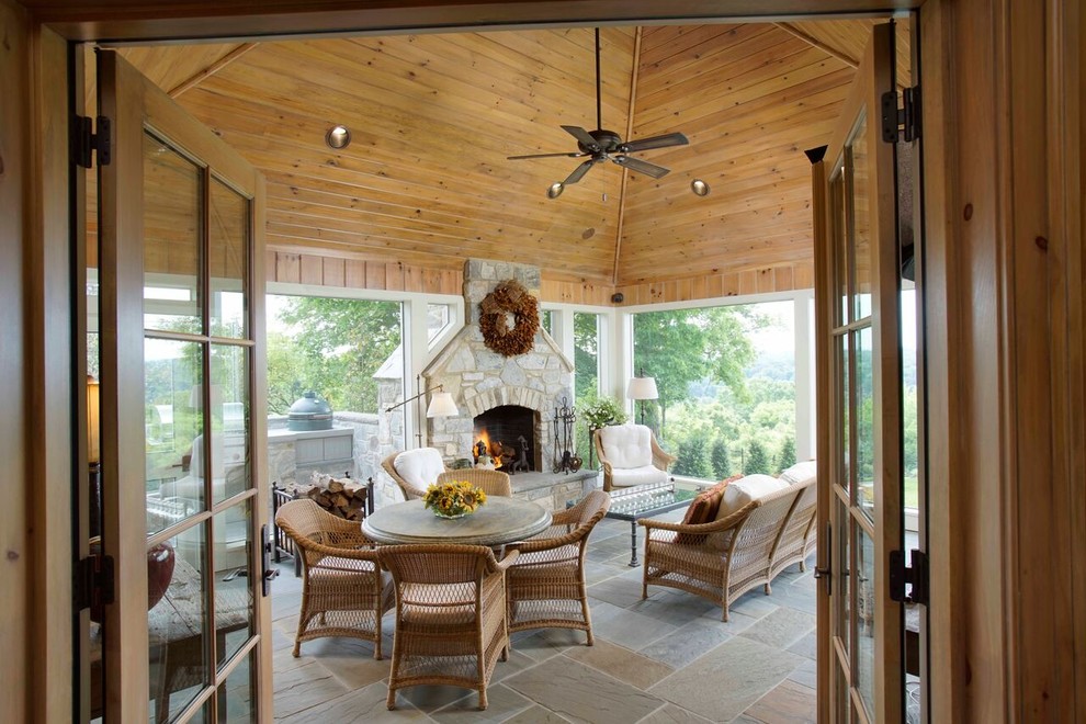 Immagine di una veranda tradizionale di medie dimensioni con camino classico, cornice del camino in pietra, soffitto classico, pavimento in ardesia e pavimento grigio