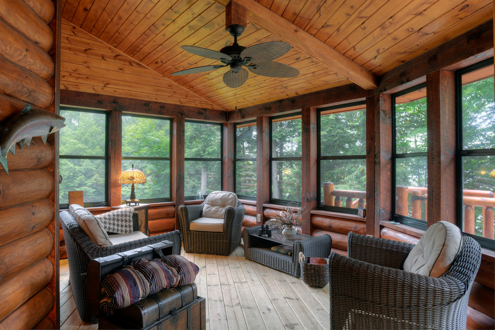 Ispirazione per una veranda stile rurale con pavimento in legno massello medio e soffitto classico