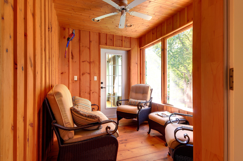 Esempio di una piccola veranda tradizionale con pavimento in legno massello medio