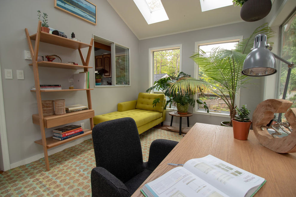 Inspiration för små moderna uterum, med heltäckningsmatta, takfönster och grönt golv