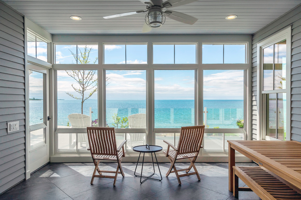 Idee per una grande veranda costiera con pavimento in ardesia e soffitto classico